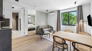 One-Bedroom Suite | Wohnbereich | 50-Zoll-Flachbildfernseher mit Kabelempfang