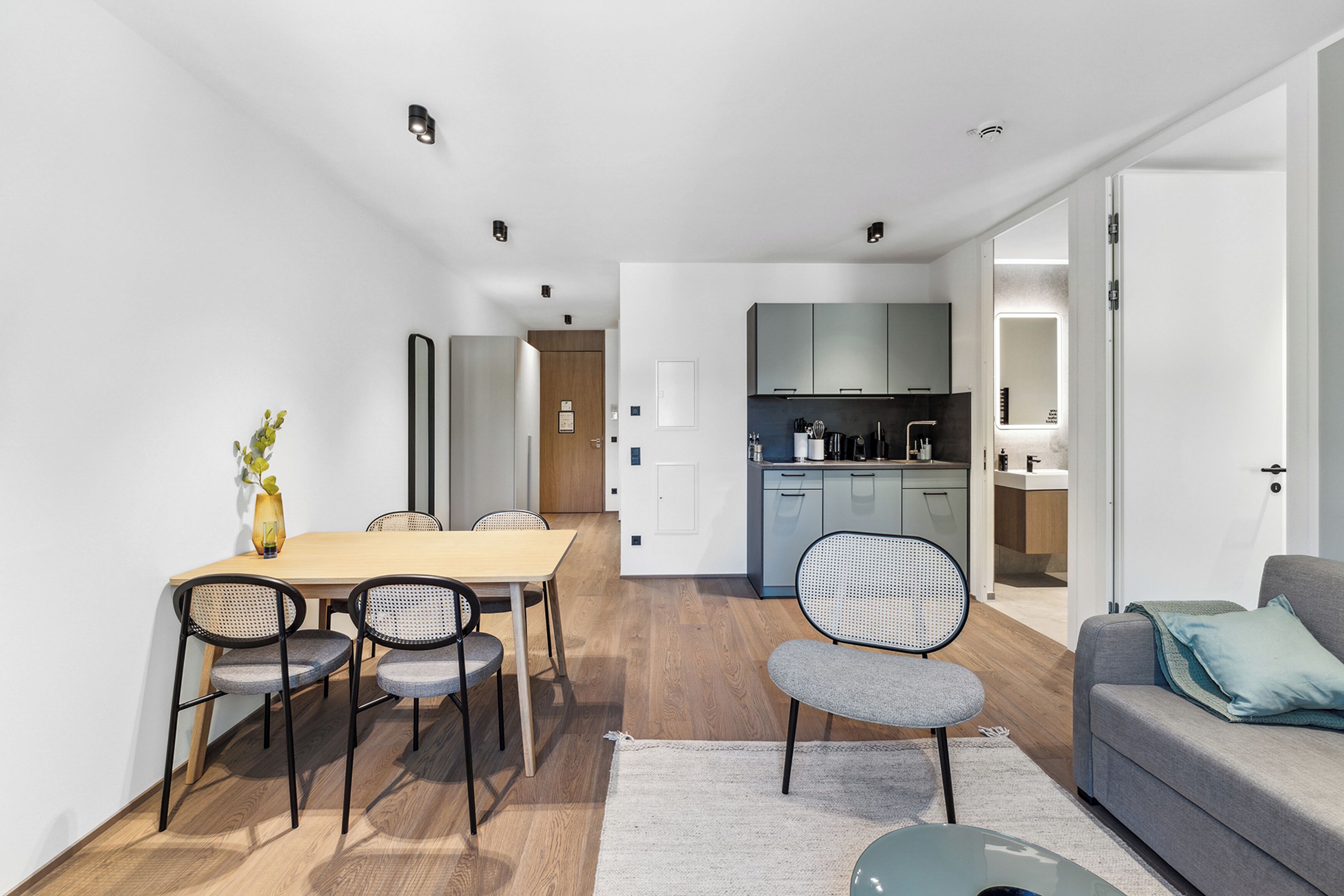 Un espacio moderno para vivir con comedor, cocina y sofá.