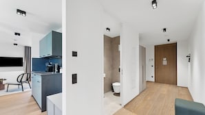 Un apartamento moderno con cocina, baño y sala de estar.