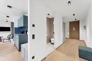1 habitación, decoración personalizada, muebles diferentes y escritorio