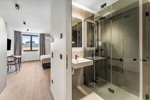 Suite - Barrier Free | Baño | Artículos de higiene personal gratuitos, secador de pelo y toallas