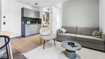 One-Bedroom Suite | ๊ฑฐ์ค ๊ณต๊ฐ | ์ผ์ด๋ธ ์ฑ๋ ์์ฒญ์ด ๊ฐ๋ฅํ 50์ธ์น ํ๋ฉด TV
