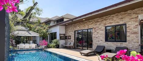 Una piscina al aire libre