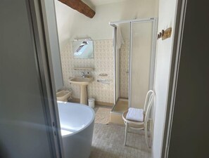 Sèche-cheveux, serviettes fournies, savon, papier toilette
