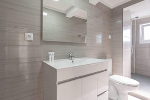 Dusche, Handtücher, Shampoo