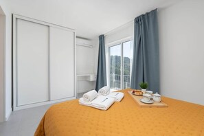 1 slaapkamer, een strijkplank/strijkijzer, wifi, beddengoed