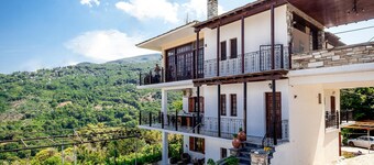 Paradeisos Flatlet With Garden View