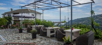Paradeisos Flatlet With Garden View
