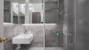 Apartamento superluxo | Banheiro | Chuveiro, chuveiro com efeito de chuva