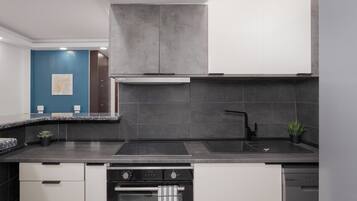 Luxe appartement | Privékeuken | Een koelkast, een oven, een kookplaat, een vaatwasser