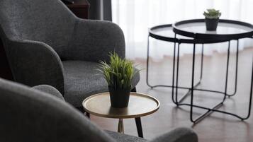 Luxe appartement | Woonruimte | Een 50-inch smart-tv met digitale zenders, Netflix en streamingdiensten