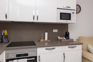 Fridge, microwave, oven, stovetop - Mirador 24 - One Bed (Los Cristianos)