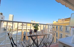 Outdoor dining - Stylish, modern and spacious Apartment in Alicante Downtown & Beach. 6/8 guests. (Alicante (Alacant))