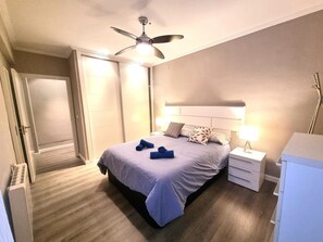 3 bedrooms, desk, iron/ironing board, travel crib - Stylish, modern and spacious Apartment in Alicante Downtown & Beach. 6/8 guests. (Alicante (Alacant))