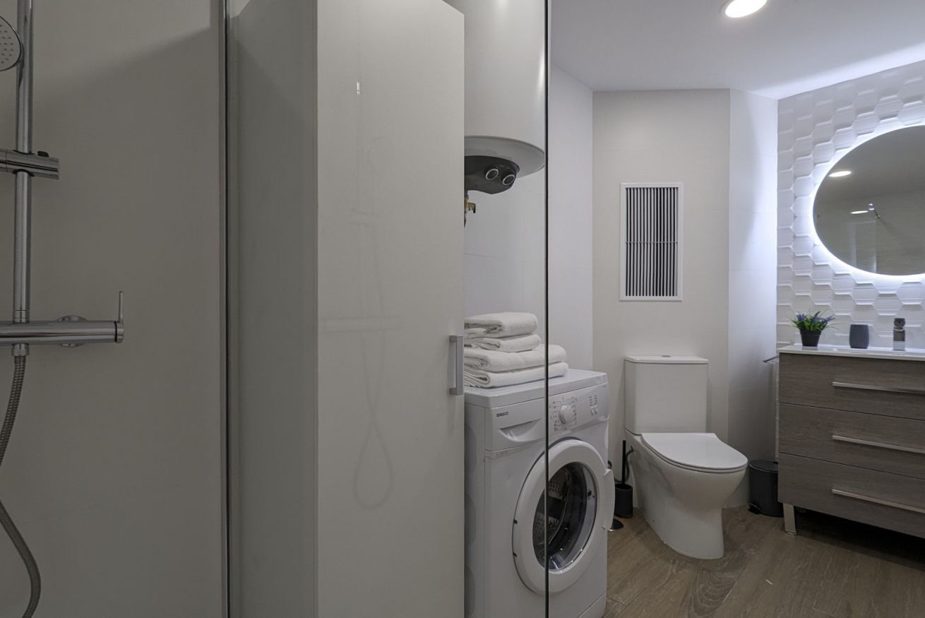 Een douche, een haardroger, handdoeken