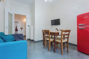 Apartment, Balcony | In-room dining