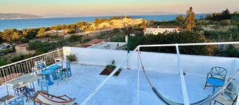 F5 seafront apartment with rooftop sea view