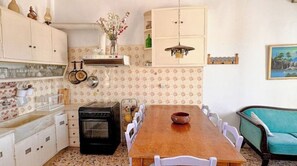 Private kitchen - F5 seafront apartment with rooftop sea view (Egina)