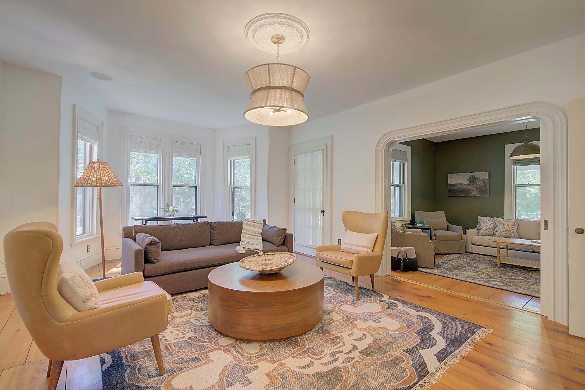 Televisio, takka, työhuone