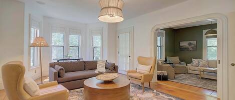 Televisio, takka, työhuone