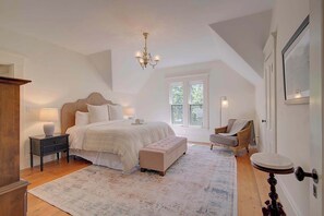 5 Schlafzimmer, Schreibtisch, Bügeleisen/Bügelbrett, WLAN