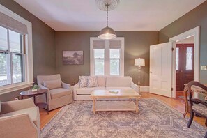 Televisio, takka, työhuone