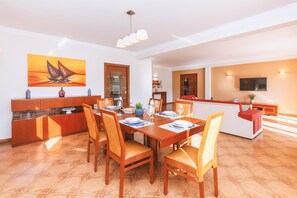 In-room dining - Villa Maya Bay (Albufeira)
