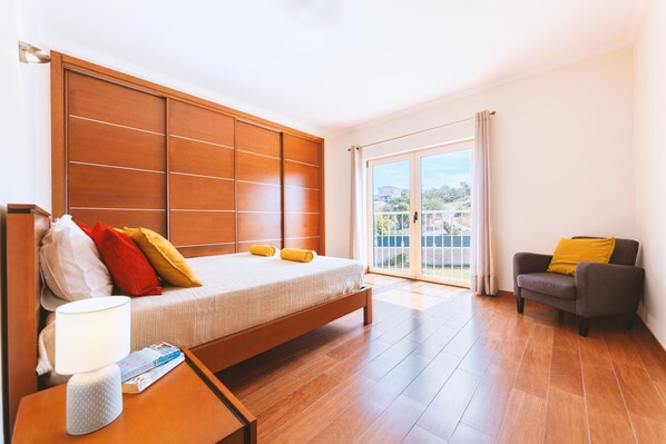 4 室のベッドルーム、ベッドシーツ