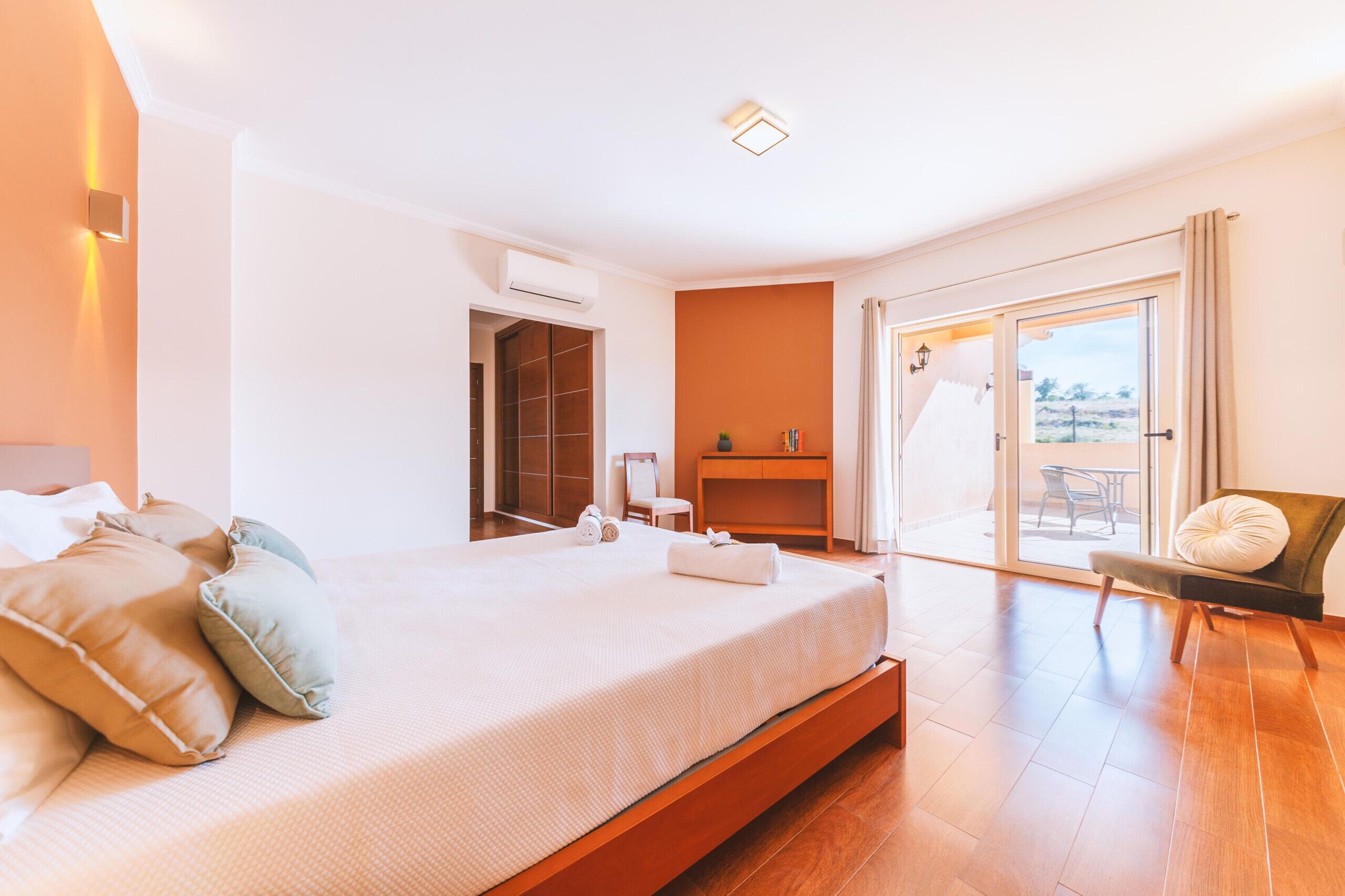 4 عدّة غرف نوم وملاءات أسرّة