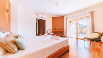 4 bedrooms, bed sheets