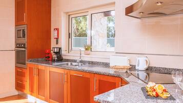 Microwave, dishwasher, coffee/tea maker, cookware/dishes/utensils