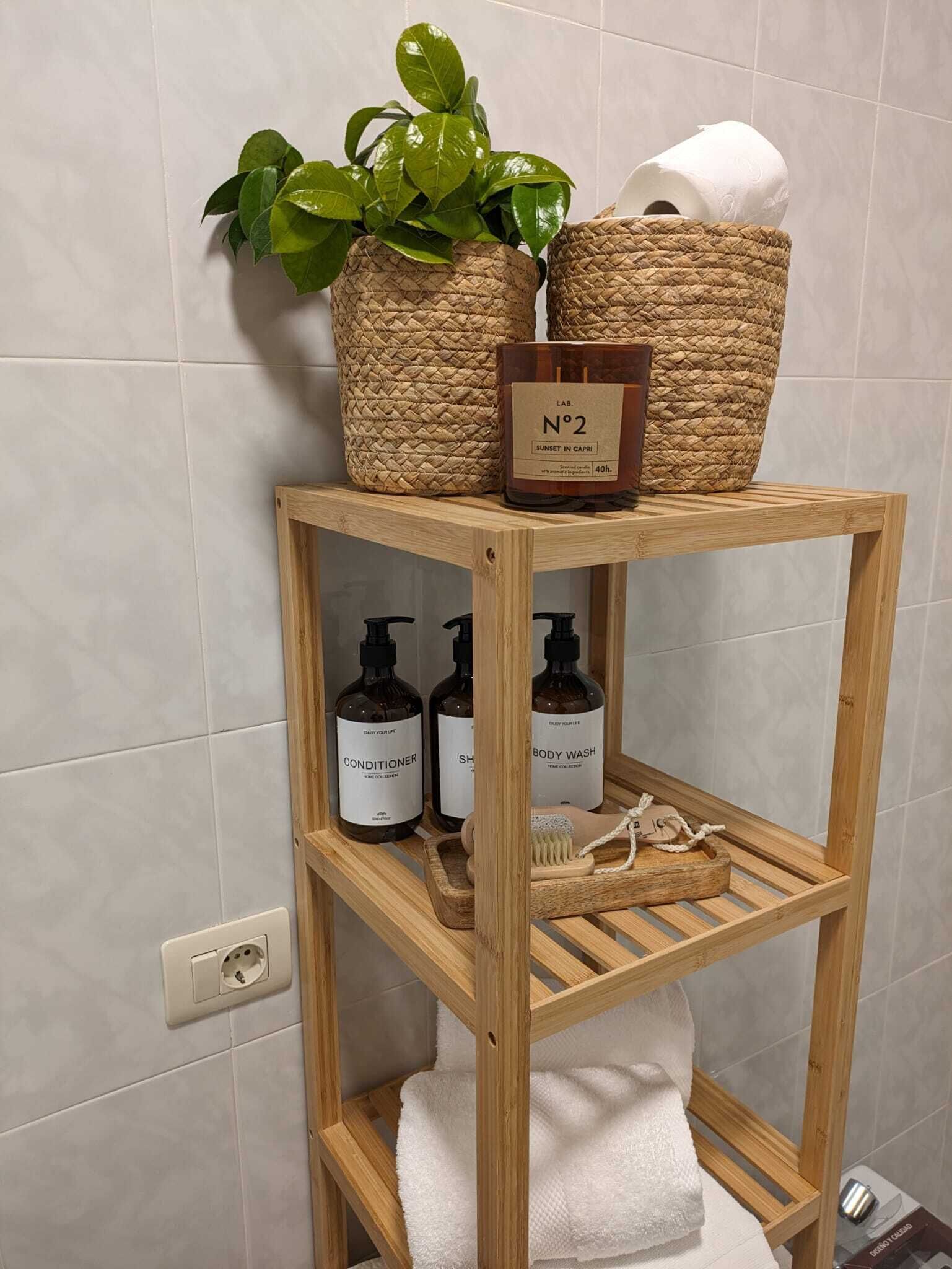 Bidet, toallas, jabón, shampoo 