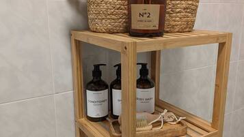 Een bidet, handdoeken, zeep, shampoo