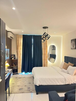 奢華開放式套房 | 高級寢具、布置獨特、書桌、筆電工作空間