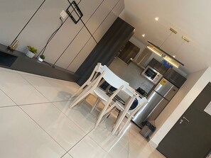 Apartamento de lujo, 2 habitaciones, no fumadores | Zona de estar | Una Smart TV, Netflix, servicios de streaming, una oficina