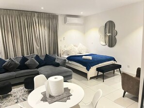 奢華開放式套房 | 高級寢具、布置獨特、書桌、筆電工作空間