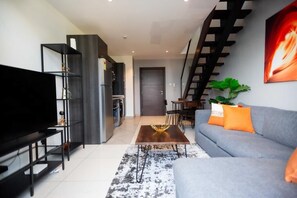 Dúplex de lujo, 1 habitación | Zona de estar | Una Smart TV, Netflix, servicios de streaming, una oficina