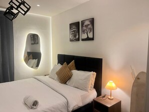 Suite Studio Luxe | Literie de qualité supérieure, ameublement personnalisé, bureau