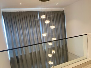 Appartement Luxe, 2 chambres, non-fumeurs | Coin séjour | TV connectée, Netflix, services de streaming, espaces bureaux