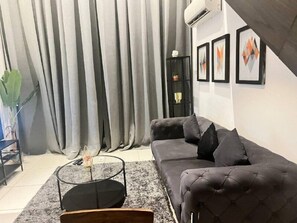 Luxury-Maisonette, 1 Schlafzimmer | Wohnbereich | 55-Zoll-Smart-TV mit Satellitenempfang, Netflix, Streaming-Dienste
