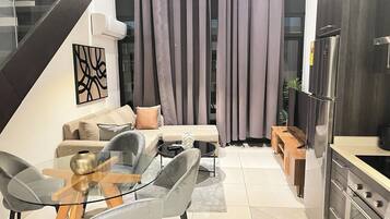 Luksus-toetasjesleilighet, 1 soverom | Oppholdsområde | En 55-tommers smart-TV med Parabol-TV samt Netflix og strømmetjenester