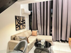 55-吋智慧型電視、衛星頻道、Netflix、串流服務