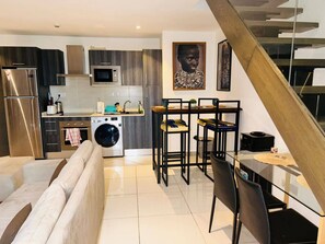 Luxury-Maisonette, 1 Schlafzimmer | Wohnbereich | 55-Zoll-Smart-TV mit Satellitenempfang, Netflix, Streaming-Dienste
