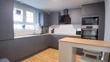 KĂŒhlschrank, Mikrowelle, Ofen, Herdplatte