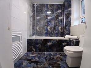 A bathroom with a shower, a toilet, and a towel rack. - Peaceful Moira 2 Bedroom between Brixton and Kennington 10min to Central London (London)
