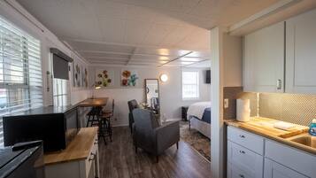 Microondas, cafetera y tetera, tostadora y utensilios de cocina