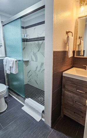 Douche, sèche-cheveux, serviettes fournies