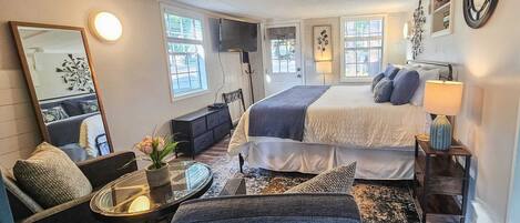 2 bedrooms, desk, WiFi, bed sheets