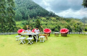 Outdoor dining - Jayawardane's Bungalow - Mandaramnuwara (Mandaramnuwara)