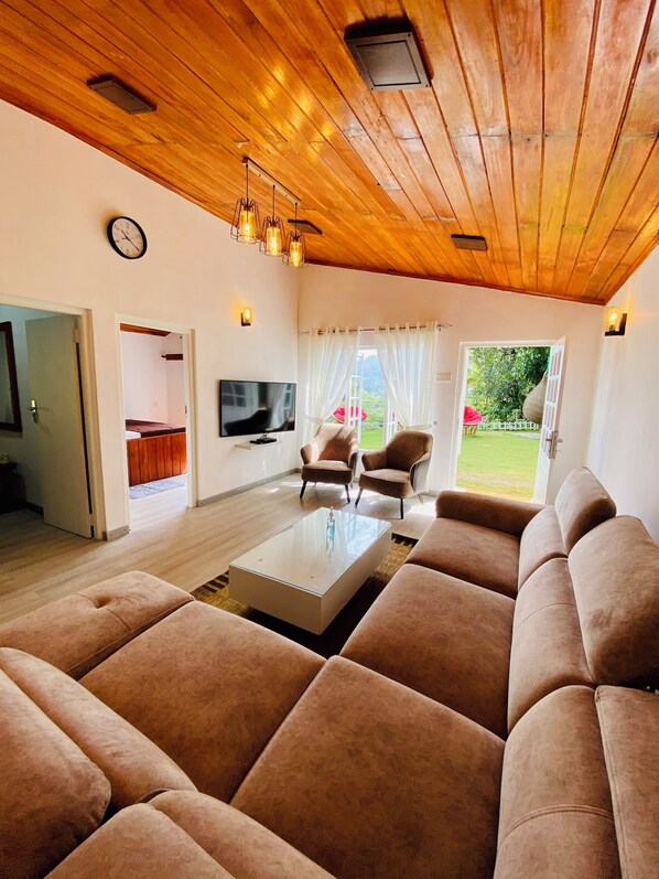 Smart TV, fireplace, video library, stereo - Jayawardane's Bungalow - Mandaramnuwara (Mandaramnuwara)